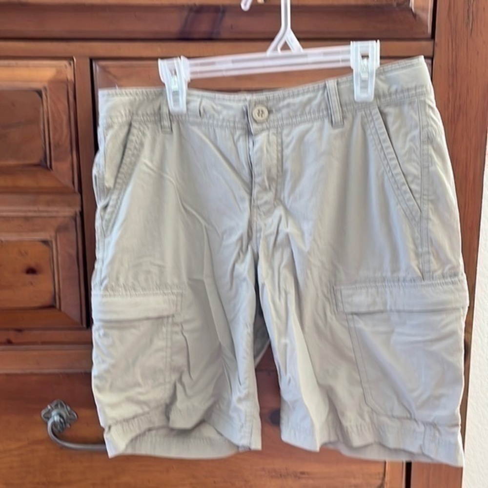 REI Women’s tan cargo shorts size 6 EUC